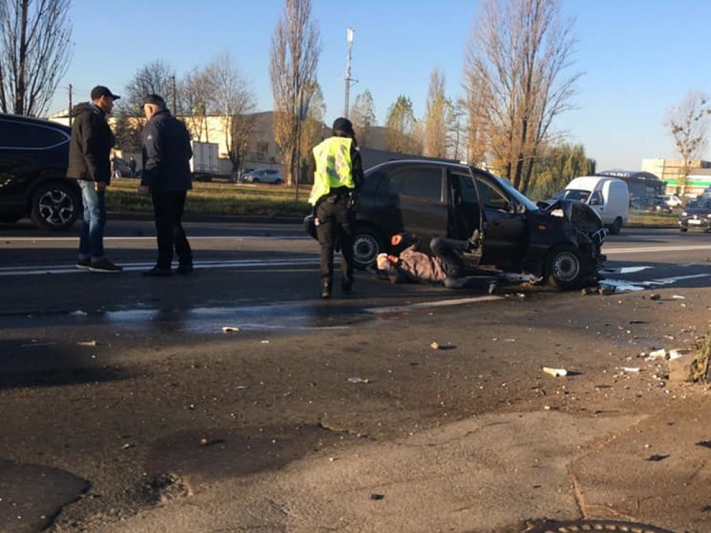 Лобовое ДТП в Киеве: водитель Lanos не был пристегнут и разбил головой стекло (ФОТО)