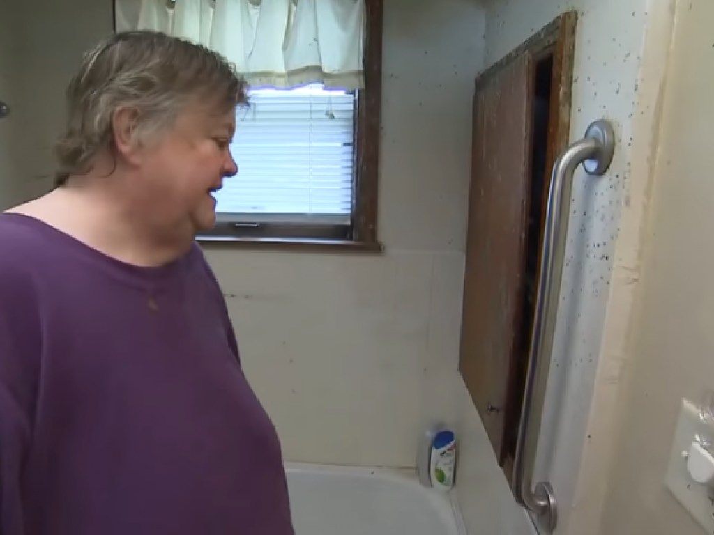 Тучная женщина застряла в собственной ванне и пролежала там 5 дней (ВИДЕО)