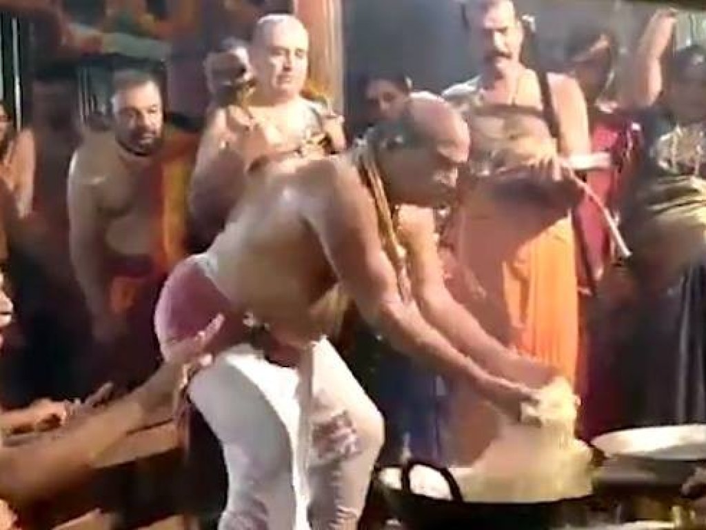 В индуистском храме верующие окунают руки в кипящее масло и не получают ожогов  (ФОТО, ВИДЕО)