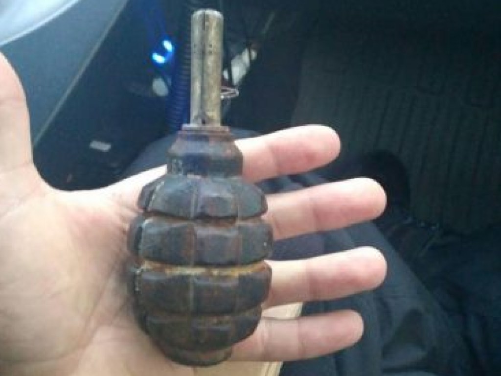 Дал одноклассник: В Черкассах 6-летний ребенок гулял по городу с гранатой в руке (ФОТО)