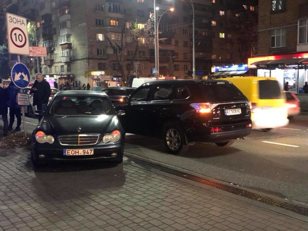 В Киеве на Чоколовке водитель «евробляхи» неудачно сократил путь (ФОТО)
