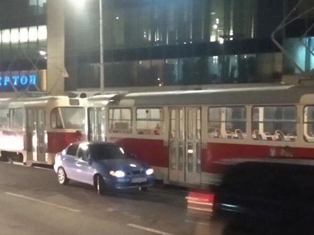 В Киеве возле цирка остановилось движение трамваев (ФОТО)