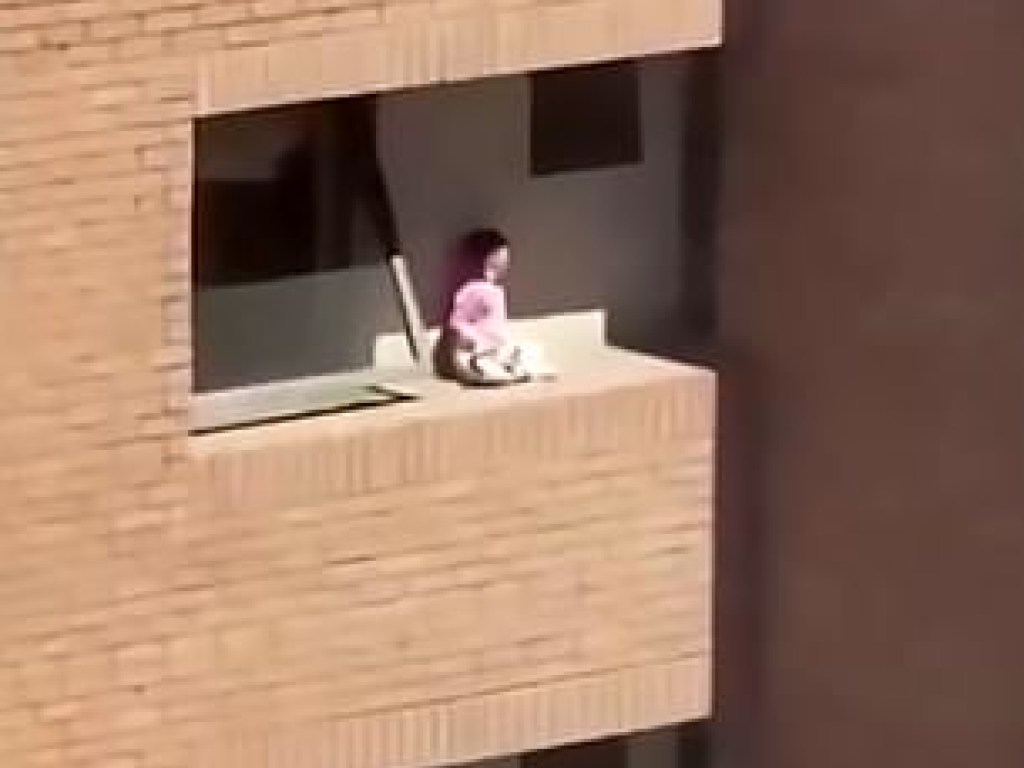 Сердце замирает: Девочка поиграла с куклой на краю балкона и испугала окружающих (ВИДЕО)