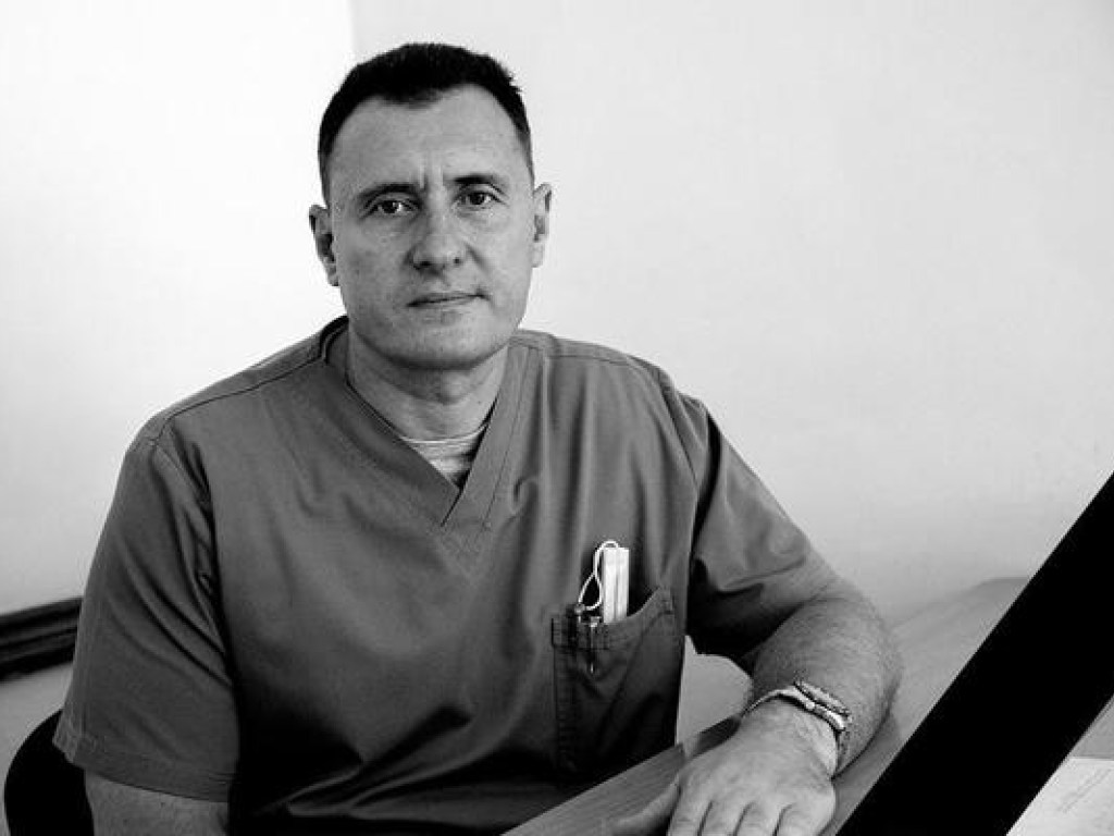 Умер на рабочем месте: В Одессе во время операции пациенту скончался известный военный врач