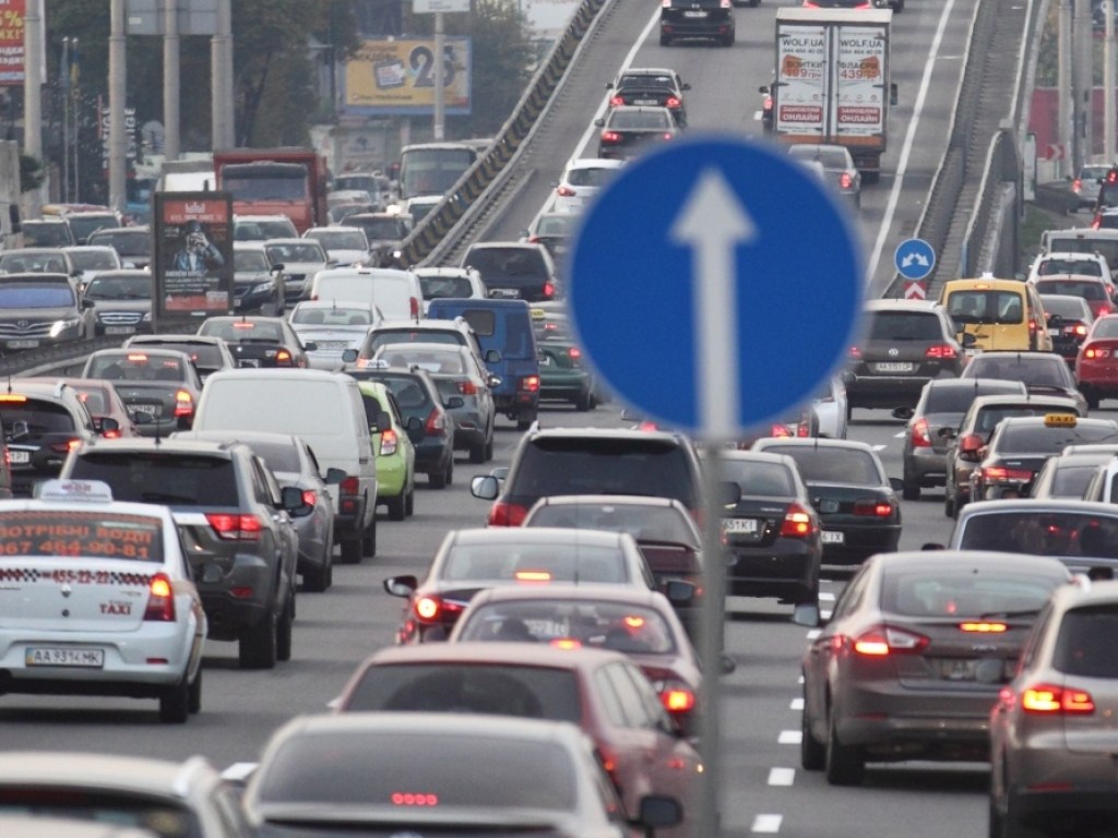 В Киеве зафиксированы автомобильные пробки на уровне 8 баллов (КАРТА)