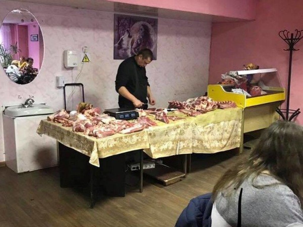 В Киевском онкоцентре торговали сырым мясом (ФОТО)