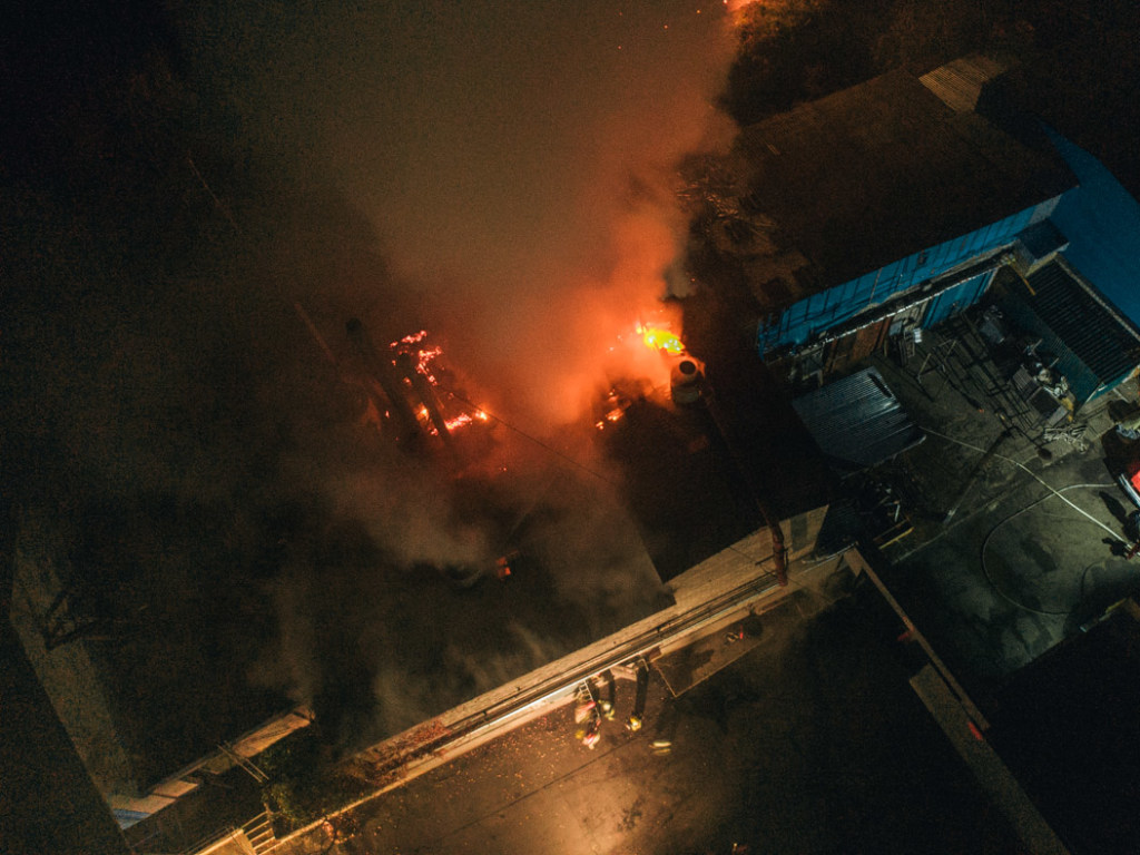 Ночью в Киеве возле проспекта Науки горели склады с древесиной (ФОТО, ВИДЕО)