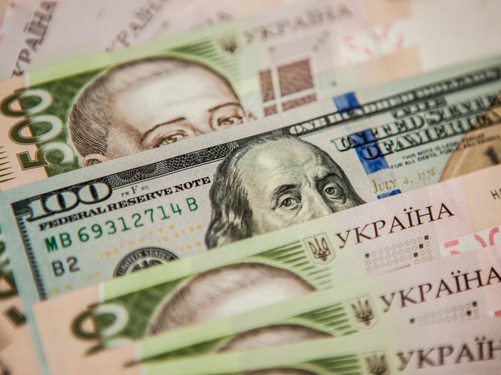 В киевских обменниках доллар продолжает дешеветь