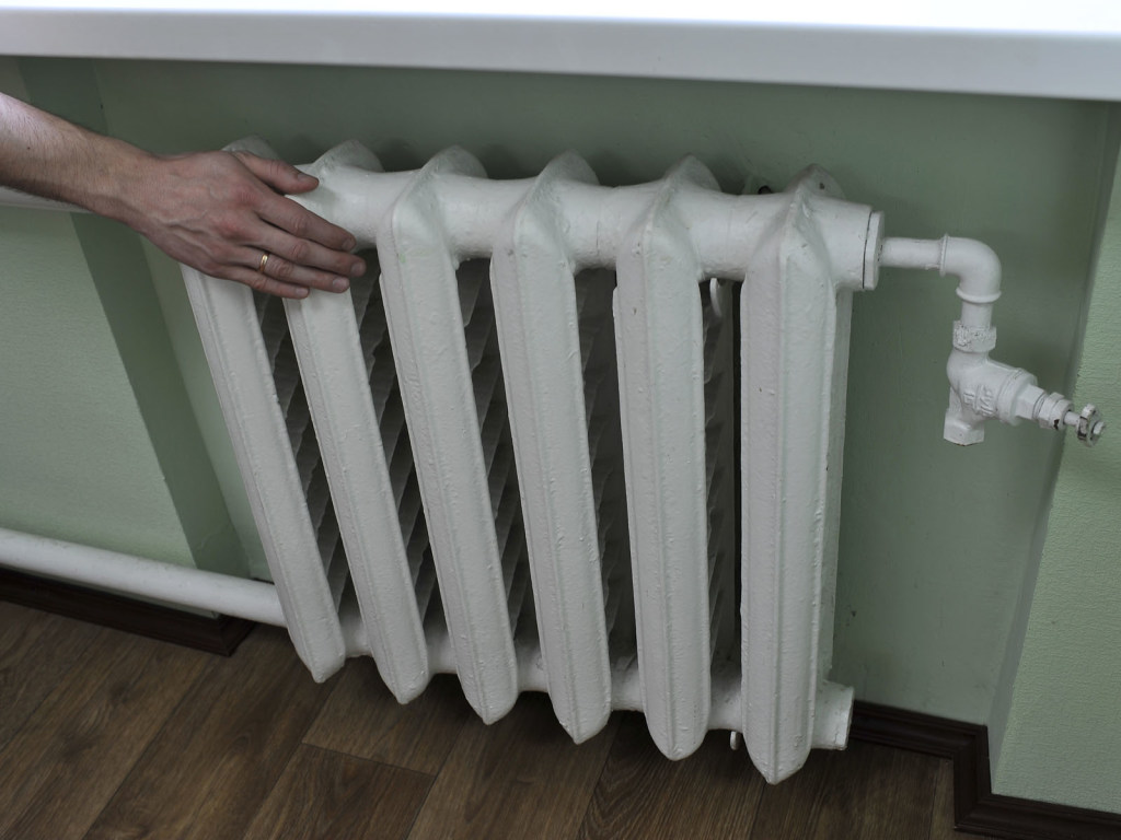 Важно: экономить тепло в квартирах помогут открытые батареи и закрытый пол