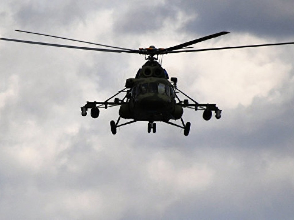 В России разбился вертолет: одного из четырех человек на борту зажало обломками &#8212; СМИ