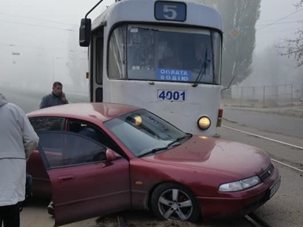 В Харькове Mazda выехала на рельсы и столкнулась с трамваем (ФОТО)