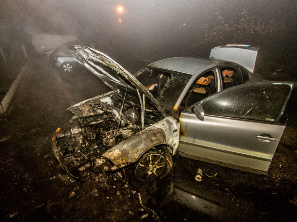 В Днепре до тла сгорел Volkswagen Passat (ФОТО)