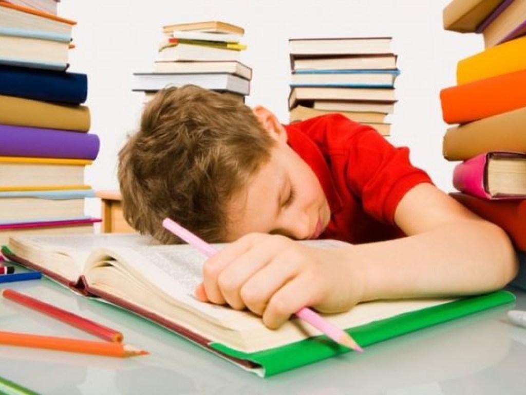 Большую часть домашнего задания дети должны выполнять в течение светового дня &#8212; врач