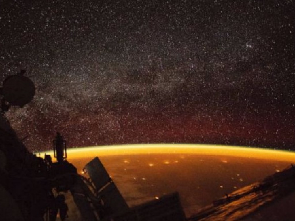 Астронавту МКС удалось заснять уникальное свечение над Землей