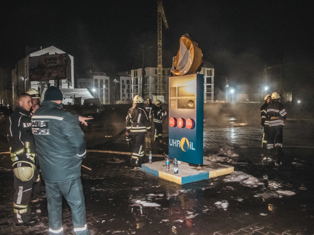 В Белогородке под Киевом загорелась заправка: горящее топливо потекло по трассе (ФОТО, ВИДЕО)