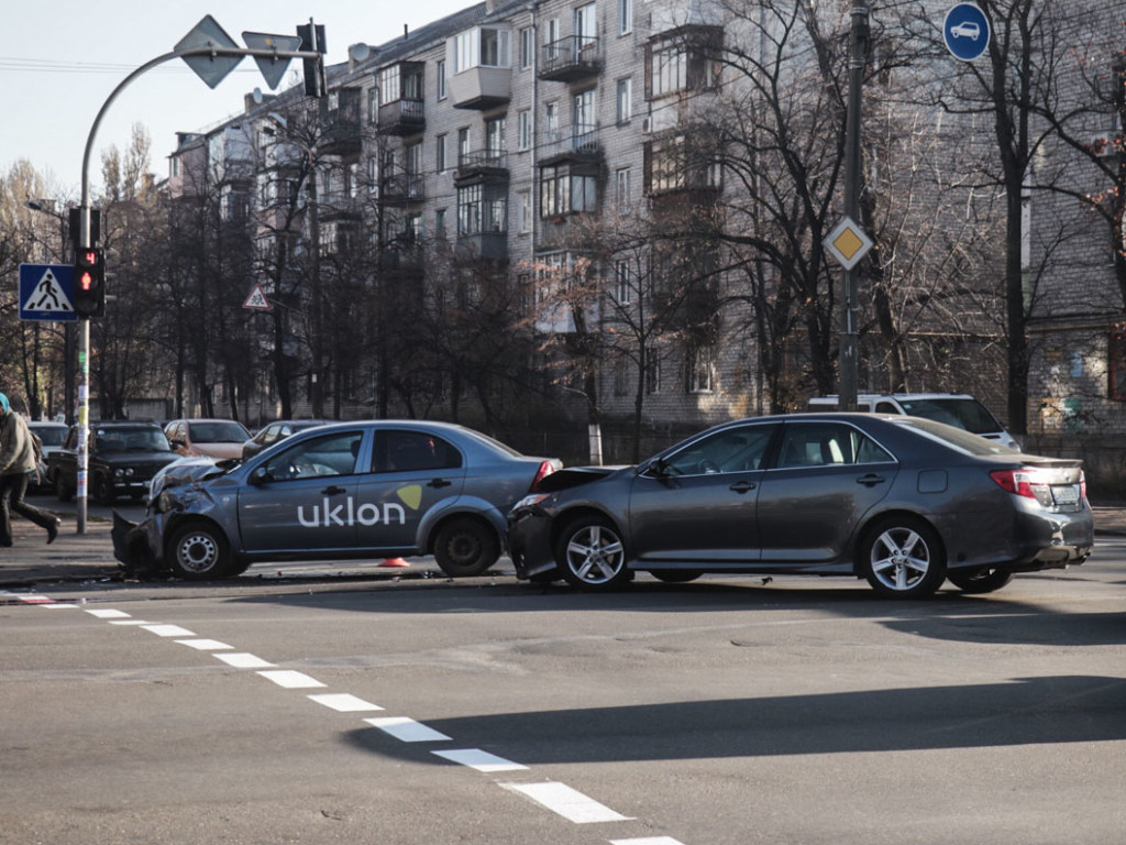 В Киеве произошло ДТП с участием такси Uklon, пострадал ребенок (ФОТО, ВИДЕО)