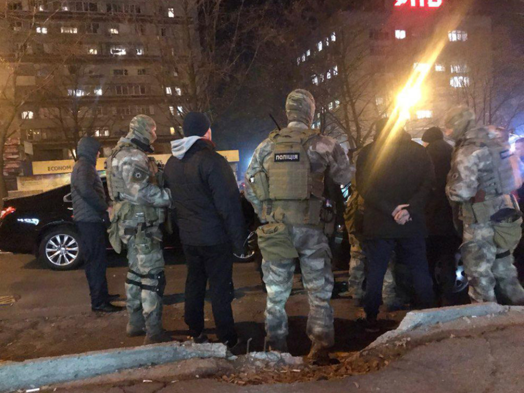 Полиция и спецназ штурмовали иномарку на «евробляхах» в центре Днепра (ФОТО, ВИДЕО)