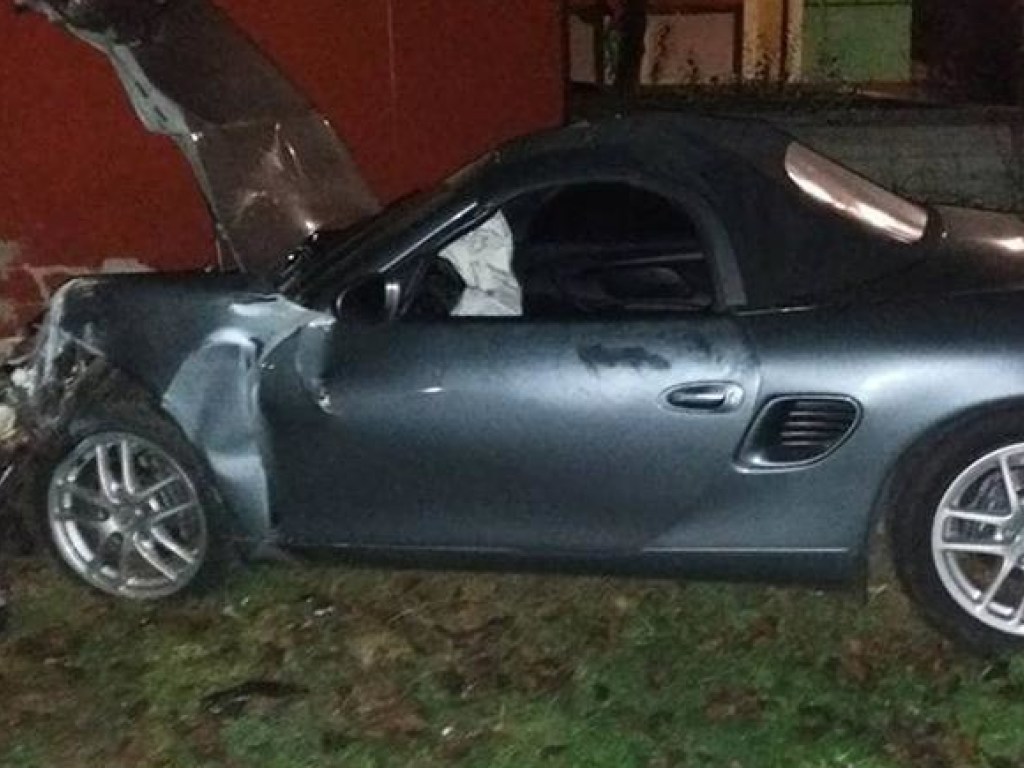 На Прикарпатье мужчина разбил Porsche, проверяя автомобиль на скорость