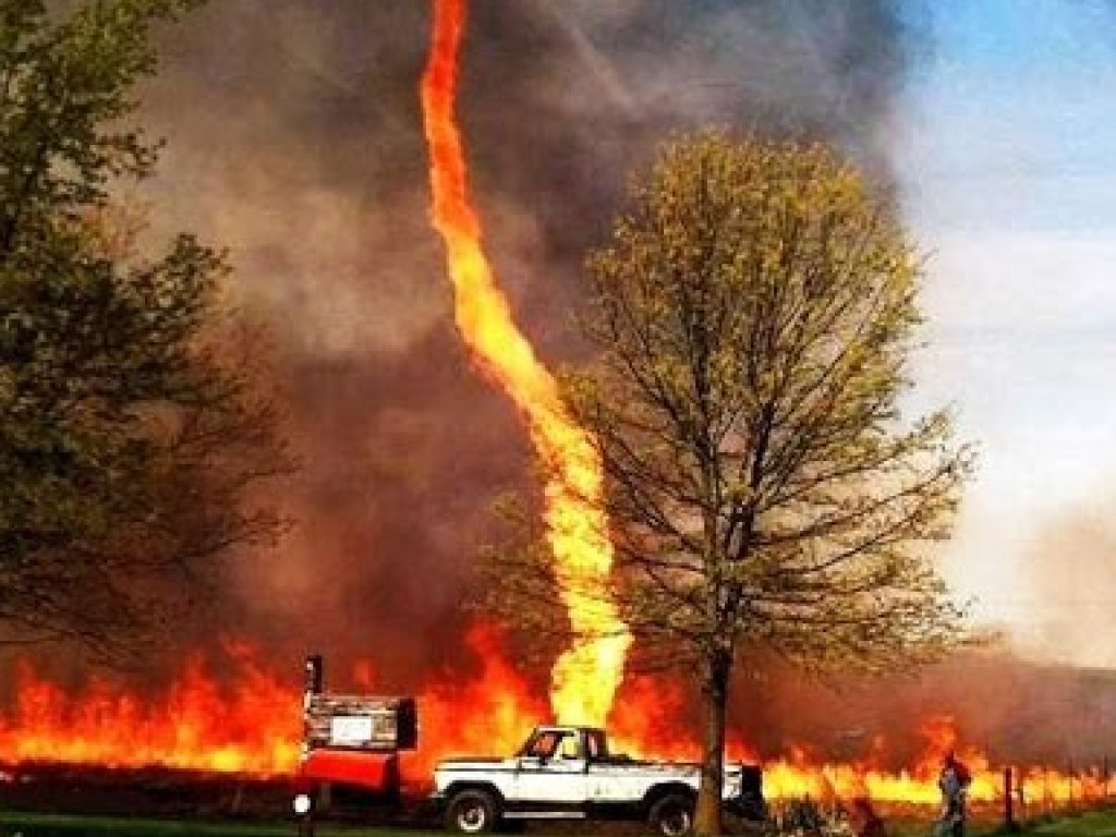 В Сети появилось ужасающее видео огненного торнадо, которое бушует в лесах Калифорнии