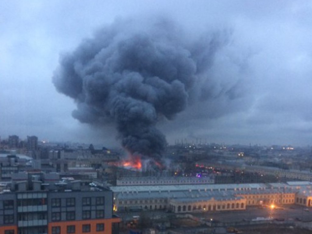 В Санкт-Петербурге в гипермаркете масштабный пожар, эвакуировали 800 человек: погибли двое (ФОТО)
