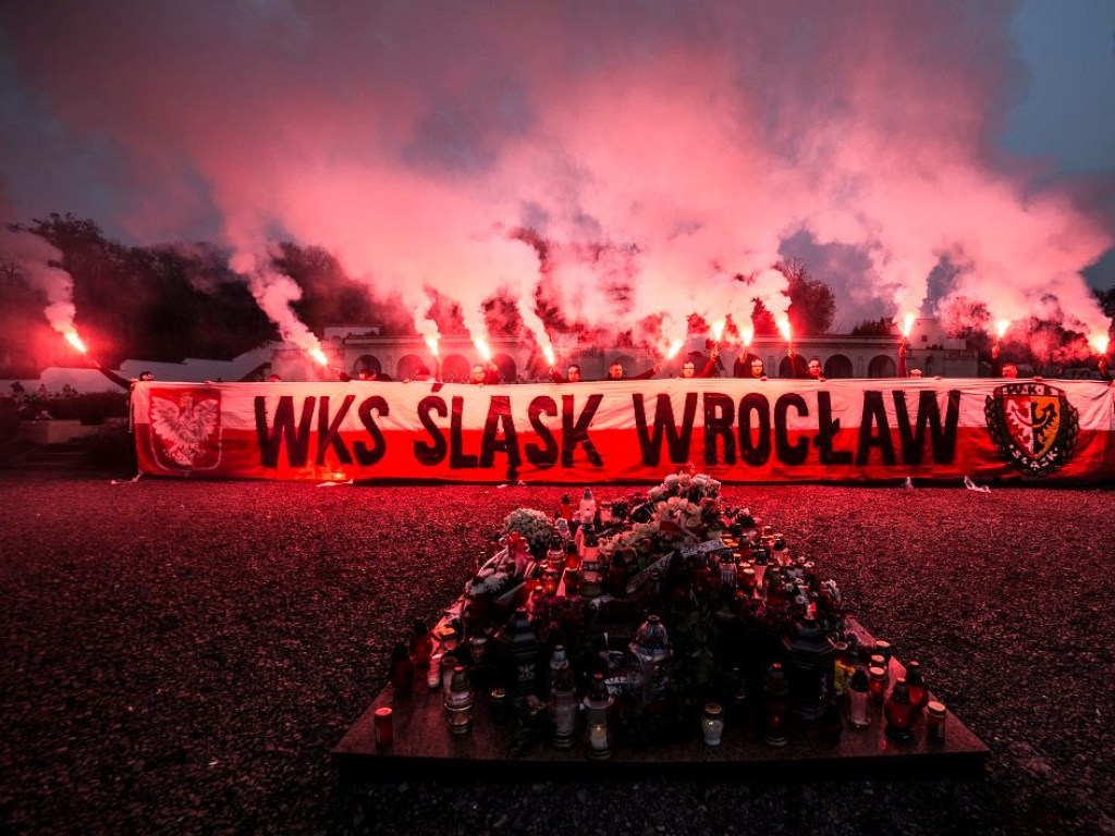 Польские футбольные фанаты жгли файеры на львовском кладбище (ФОТО)