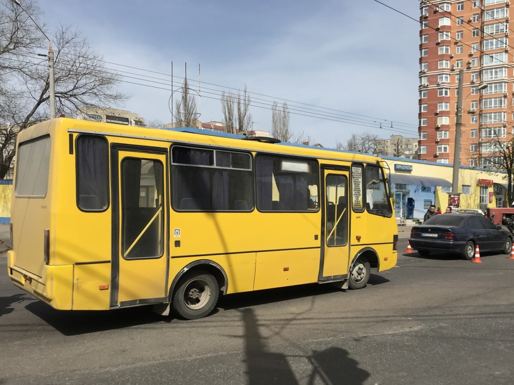 Жительница Одессы впала в кому вследствие  выпадения из переполненной маршрутки (ВИДЕО)