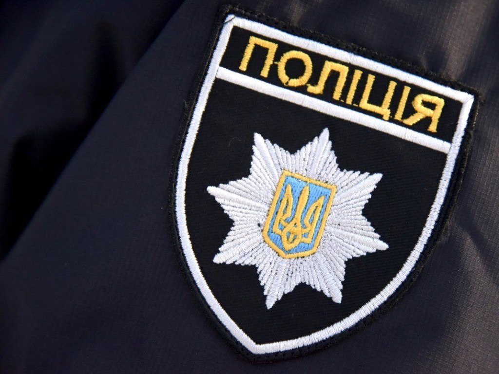 В Киеве мужчину ограбили среди белого дня на остановке транспорта – полиция