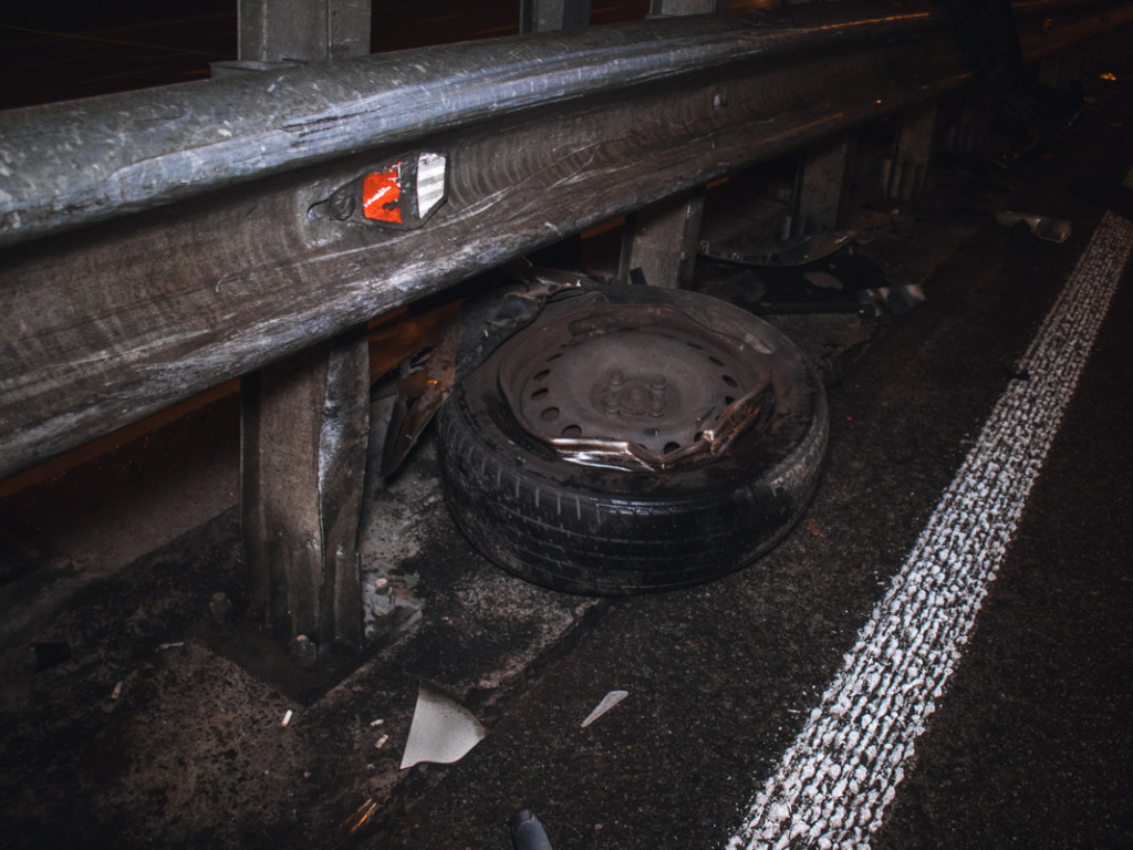 На Почтовой площади в Киеве у Renault на ходу оторвалось колесо: авто влетело в отбойник (ФОТО)