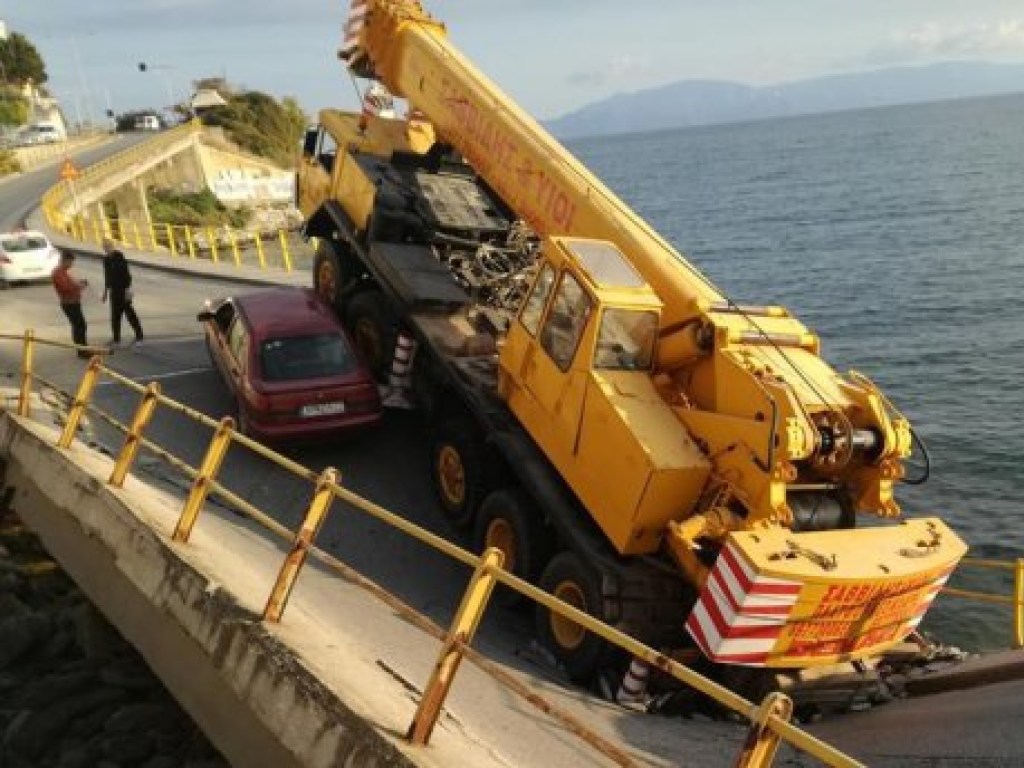 В Греции обрушился мост с автокраном (ФОТО, ВИДЕО)