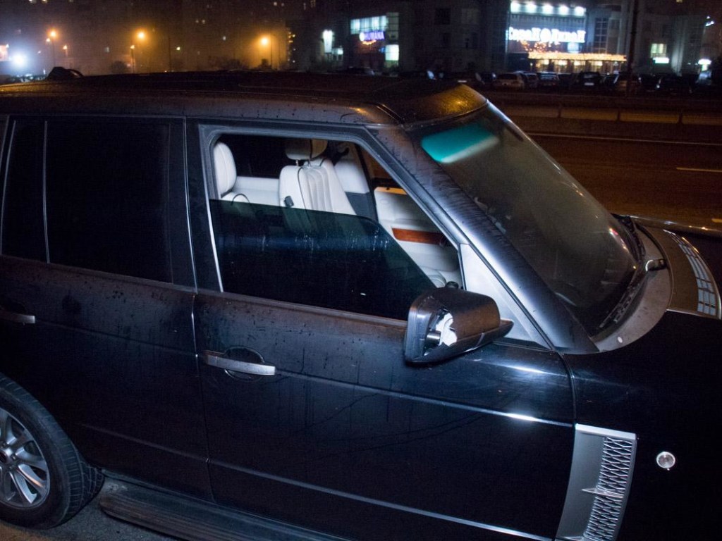 На Позняках в Киеве полиция остановила Range Rover с пьяными и оружием (ФОТО, ВИДЕО)