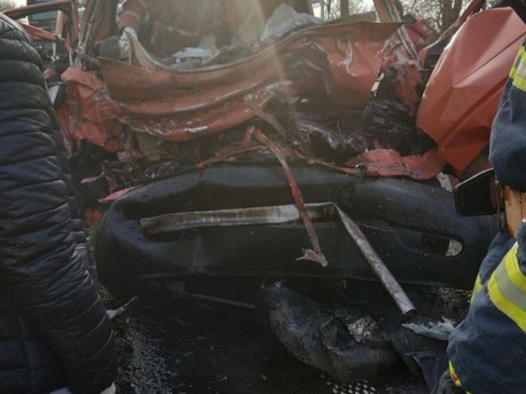 Страшное ДТП на трассе Киев-Чоп: лоб в лоб столкнулись микроавтобус и бензовоз, есть жертвы (ФОТО)