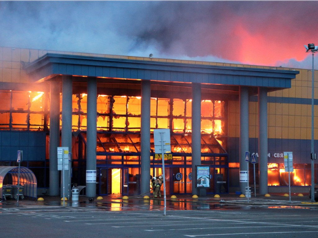 Масштабный пожар в гипермаркете в Санкт-Петербурге: опубликовано видео ЧП