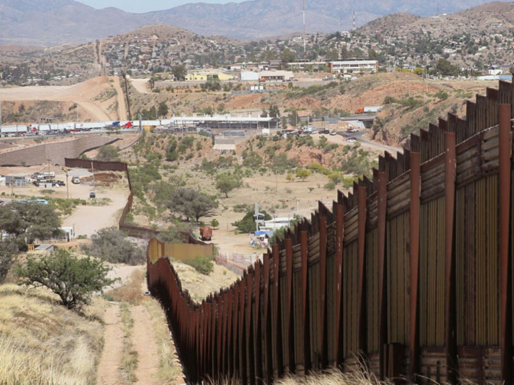 Эксперт: новый «антимигрантский» указ Трампа приведет к коллапсу на границе с Мексикой