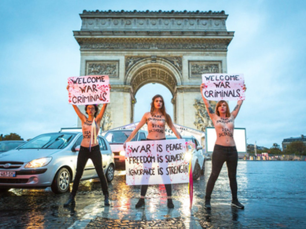 Активистки Femen разделись у Триумфальной арки в Париже (ФОТО)
