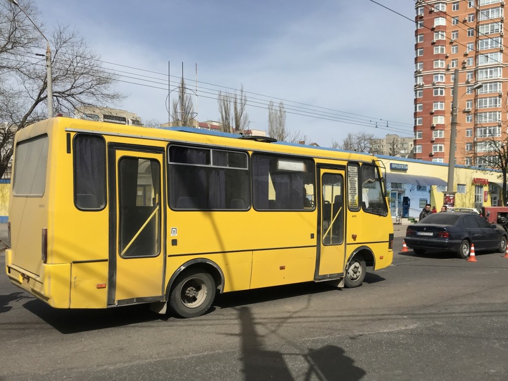 Водитель маршрутки устроил гонки с коллегой на оживленной дороге в Одессе (ВИДЕО)