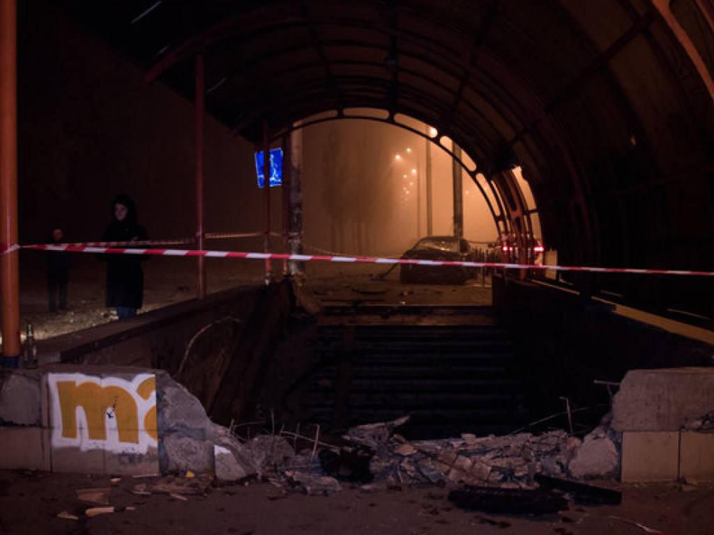 На левом берегу Киева иномарка развалила подземный переход и врезалась в столб (ФОТО, ВИДЕО)