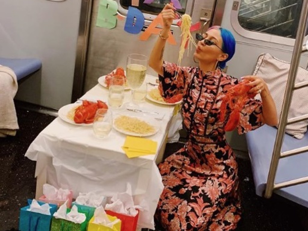 Девушка с играми и застольем ярко отпраздновала день рождения в вагоне метро Нью-Йорка (ФОТО, ВИДЕО)