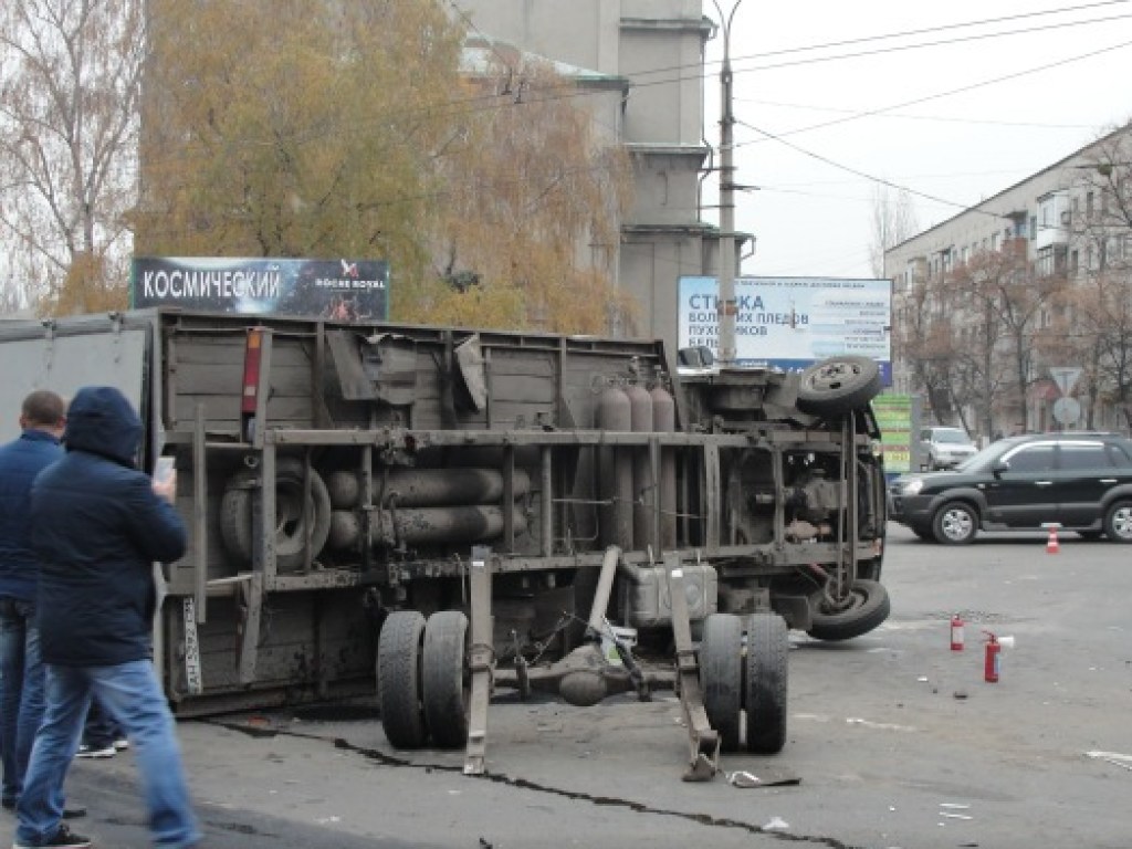 Серьезное ДТП в Славянске: «Газель» перевернулась после столкновения с Daewoo (ФОТО)