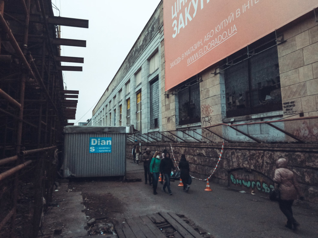 Под столичным Шулявским мостом умер приезжий мужчина (ФОТО, ВИДЕО)