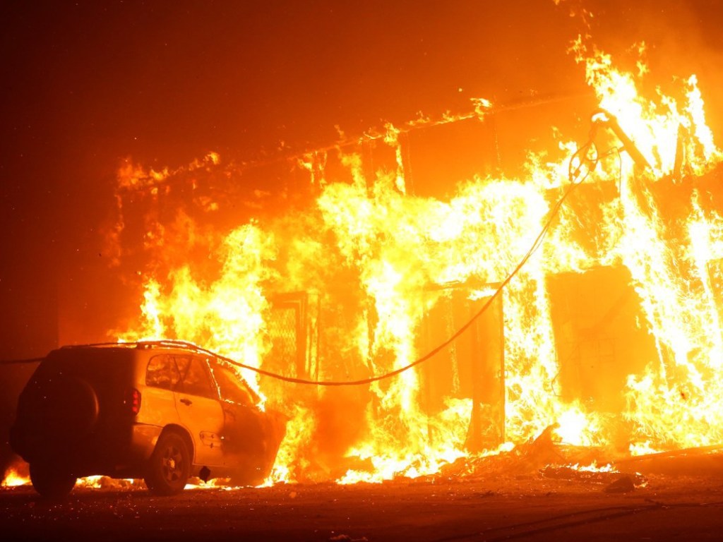 Мощный пожар в Калифорнии вплотную подобрался к особнякам знаменитостей: уничтожен дом отчима Кардашьян (ВИДЕО)