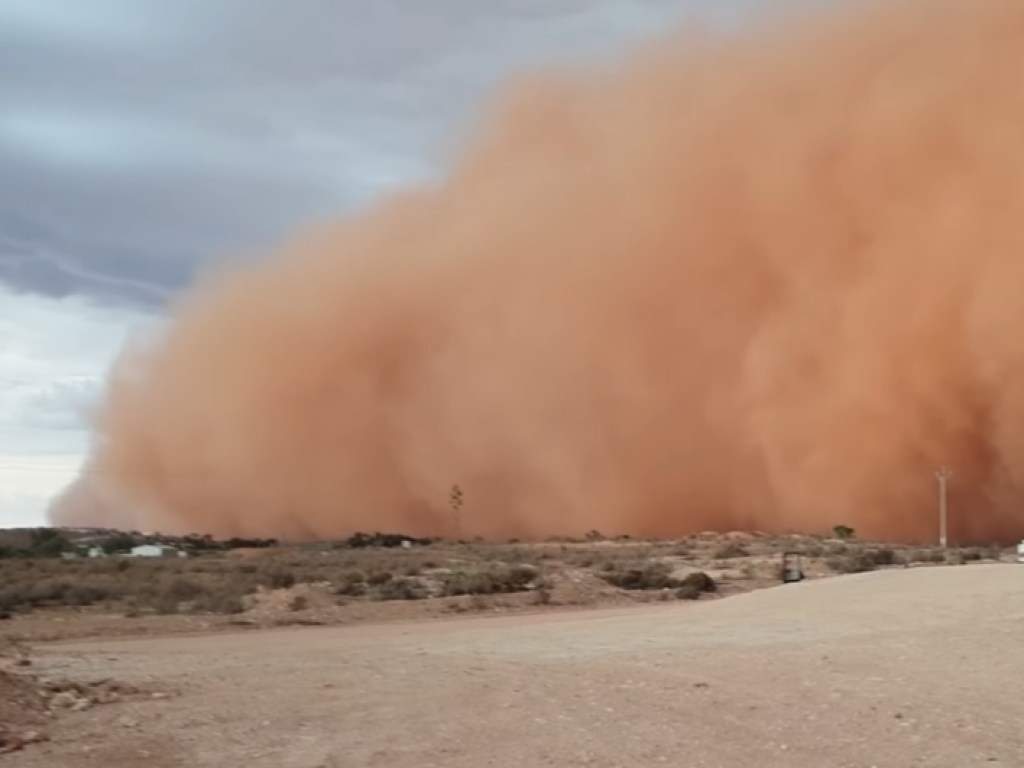 Небо окрасилось в красный: Австралию накрыла мощная песчаная буря (ФОТО, ВИДЕО)