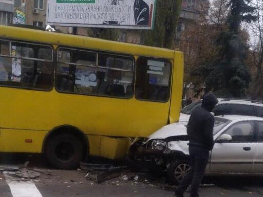 В Киеве водитель на Daewoo протаранил маршрутку (ФОТО)