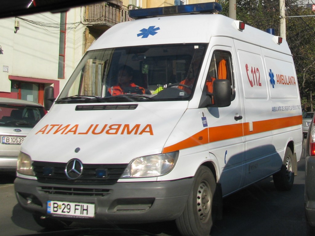 Ударил ножом человека и угнал авто: В Румынии возле ТРЦ машина протаранила толпу