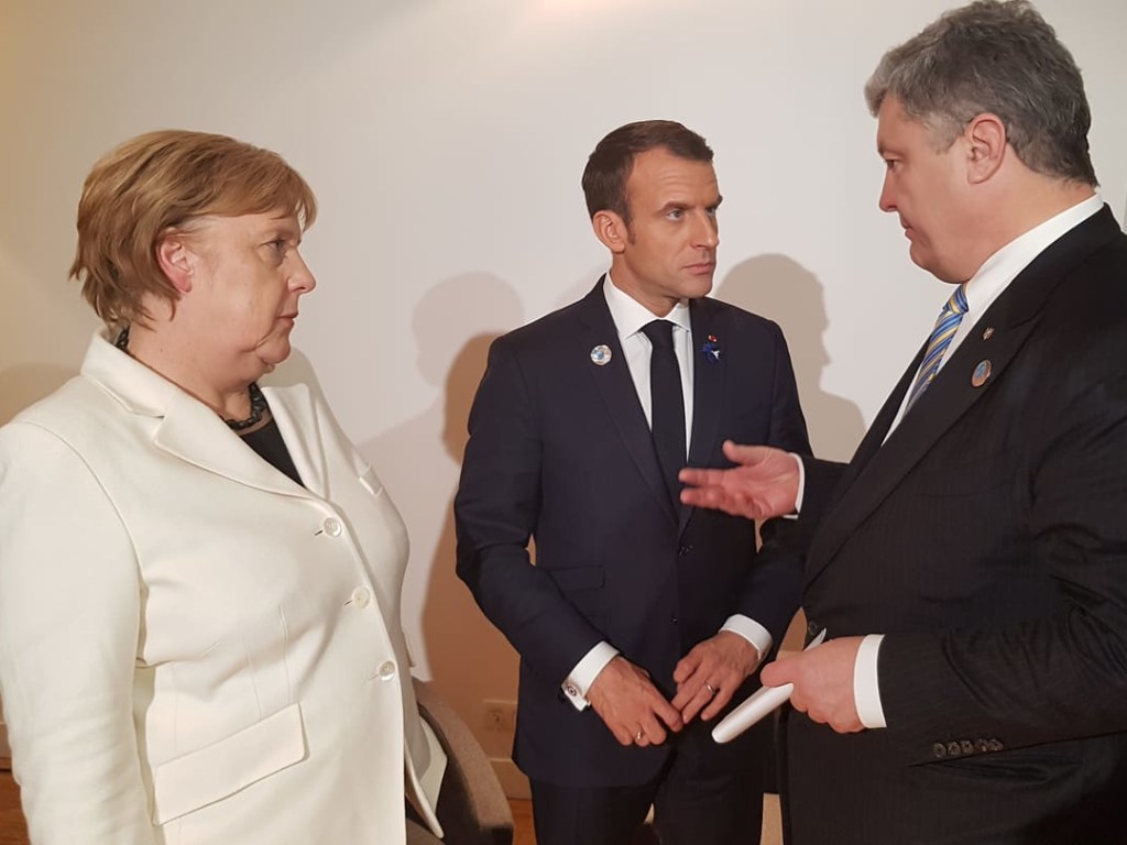 Порошенко, Меркель и Макрон проводят трехсторонние переговоры в Париже