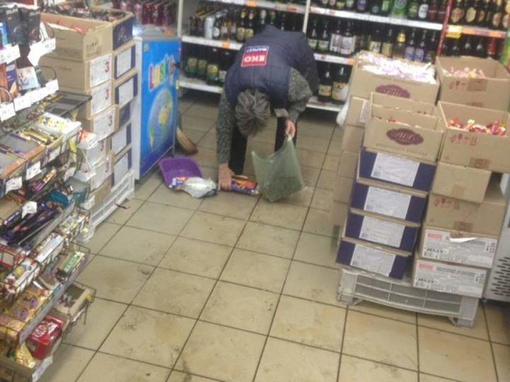 Не продали алкоголь: В Киеве покупатели разнесли супермаркет и напали на охранников (ФОТО)