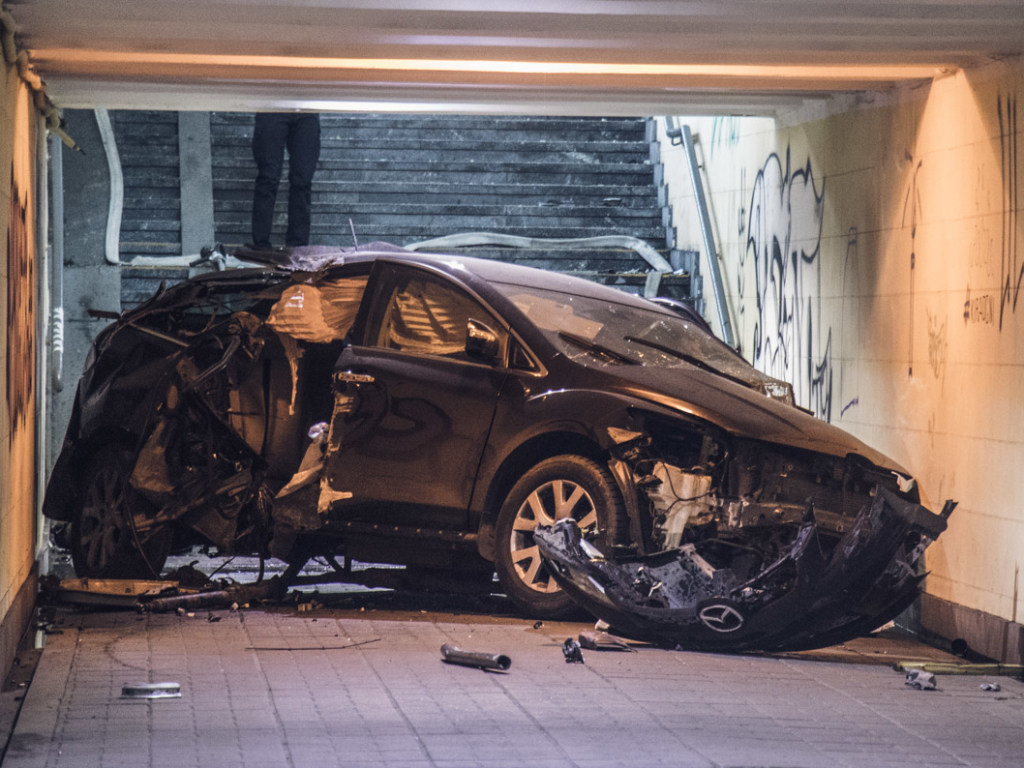 Возле здания Минобороны в Киеве иномарка влетела в подземный переход (ФОТО, ВИДЕО)