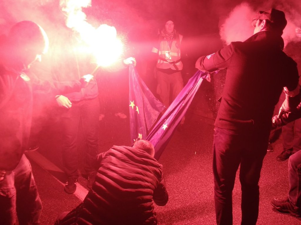 100 лет независимости Польши: в Варшаве на марше сожгли флаг Евросоюза (ФОТО, ВИДЕО)