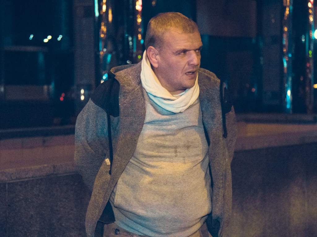 Патрульный брызнул перцовый газ: в центре Киева водитель Uber зажал руку полицейского стеклом (ФОТО, ВИДЕО)