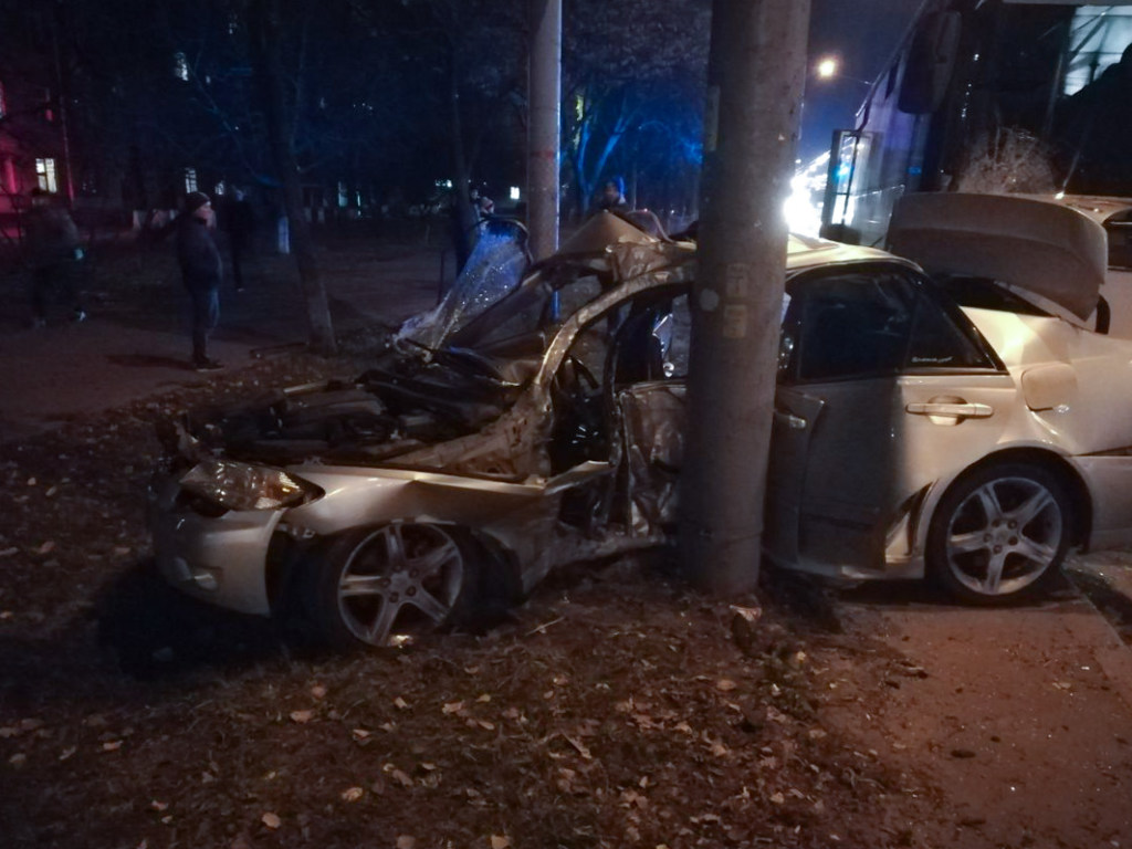 В Киеве у завода «Антонов» столкнулись Lexus и автобус «Богдан»: водителя вырезали спасатели (ФОТО)