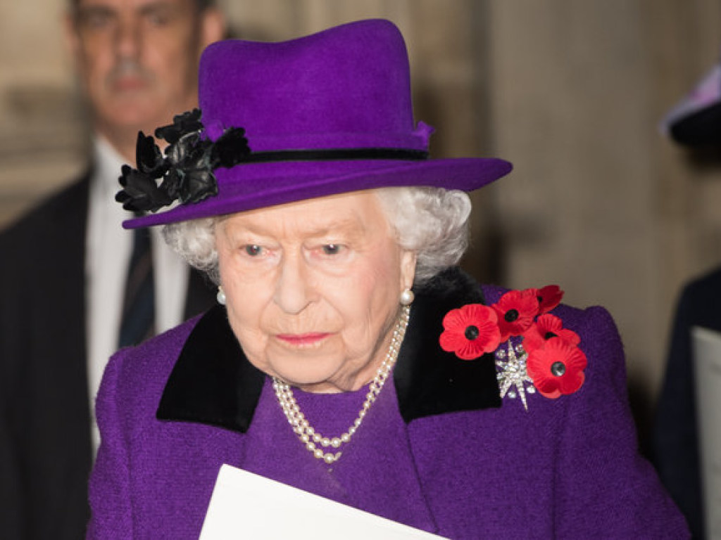 В жемчугах и ярко-сиреневом пальто: Елизавета II посетила Вестминстер (ФОТО)